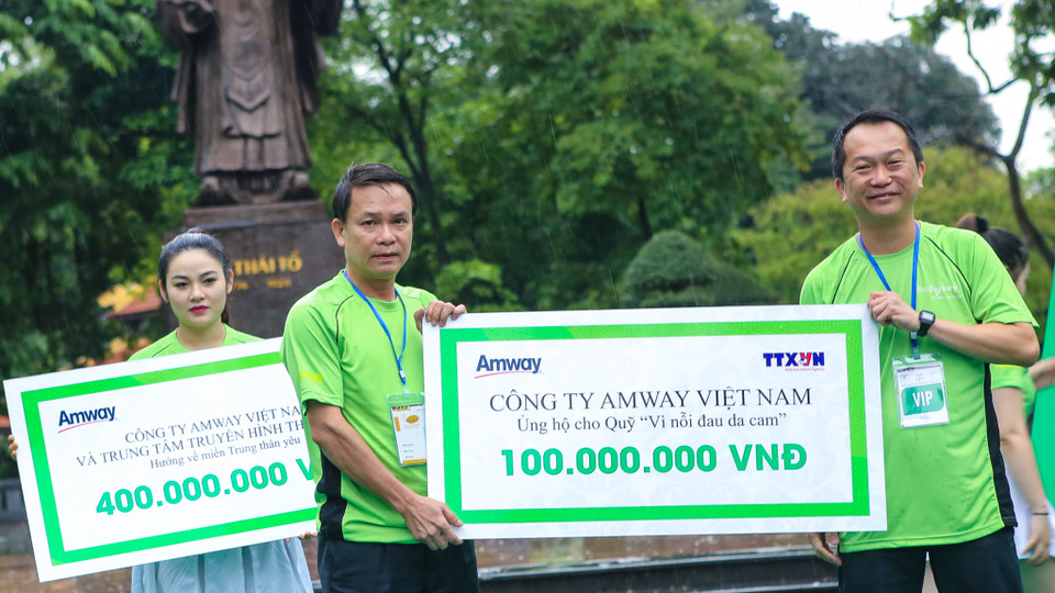 Ủy viên BCH Trung ương Đảng – Tổng Giám đốc Thông tấn xã Việt Nam, ông Nguyễn Đức Lợi nhận số tiền 100 triệu đồng cho Quỹ da cam của TTXVN và 400 triệu đồng cho chương trình từ thiện hướng về miền Trung. 