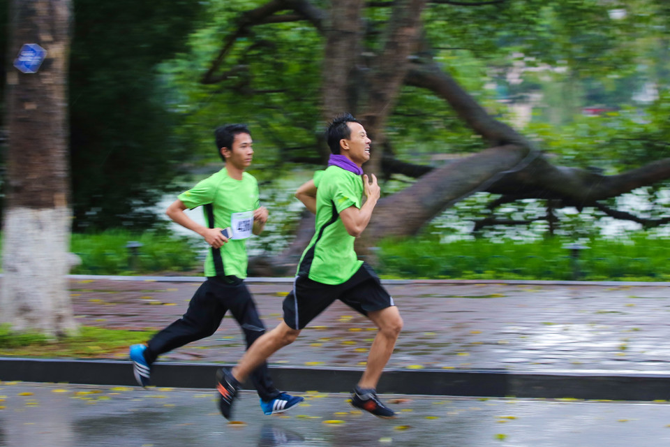 Chạy đua nước rút về đích. (Ảnh: Minh Sơn/Vietnam+)