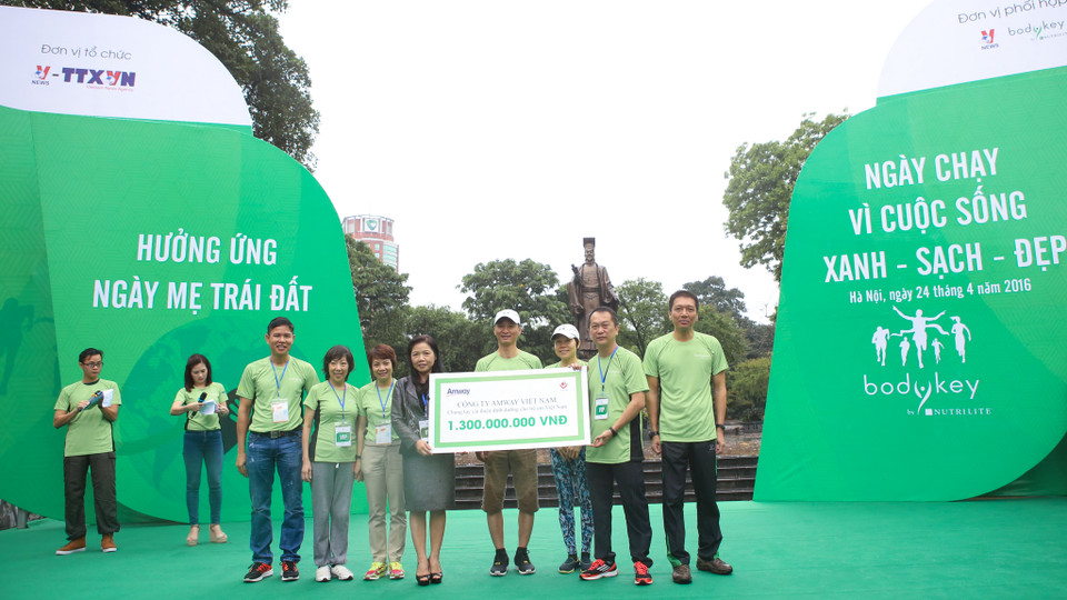 Trong sự kiện này, Amway đã trao tặng gói tài trợ 1,3 tỷ đồng hỗ trợ Viện Dinh Dưỡng Quốc Gia bảo vệ, chăm sóc sức khỏe trẻ em Việt Nam. (Ảnh: Minh Sơn/Vietnam+)