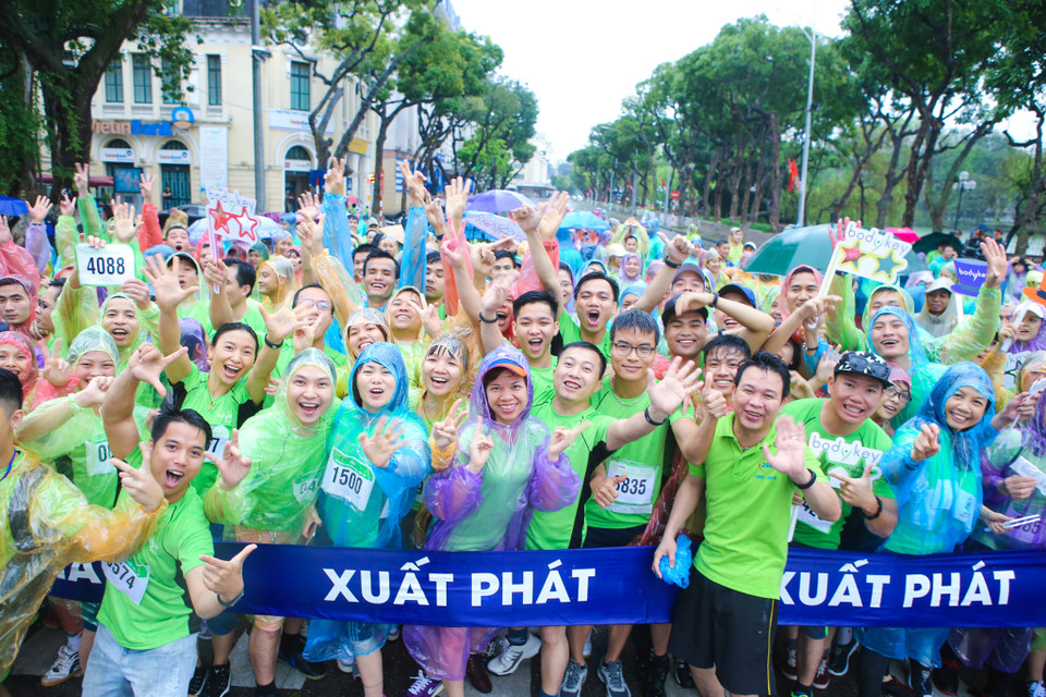 Hàng ngàn người đã sẵn sàng cho cuộc chạy bộ đầy ý nghĩa này. (Ảnh: Minh Sơn/Vietnam+)