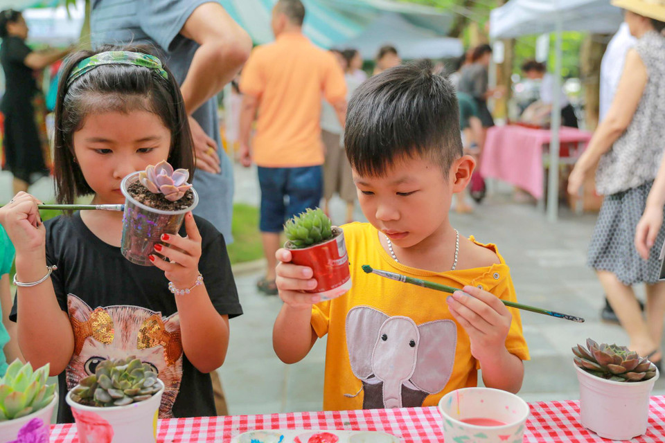 Các loại rác thải tái chế sẽ được tận dụng làm chậu cây hay vật trang trí. (Ảnh: Minh Sơn/Vietnam+)