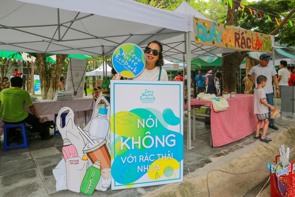 Cũng trong khuôn khổ chiến dịch, một hội chợ với những sản phẩm thân thiện với môi trường đã được tổ chức. (Ảnh: Minh Sơn/Vietnam+)