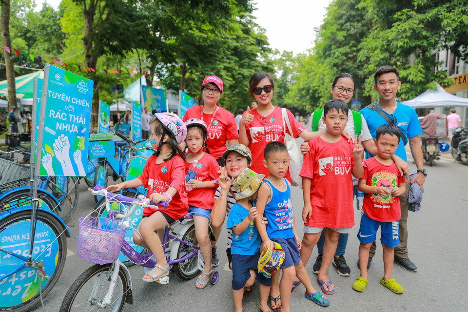 Các em nhỏ đã có một cuối tuần đầy ý nghĩa bên cha mẹ mình với việc đồng hành cùng chiến dịch Zero Waste. (Ảnh: Minh Sơn/Vietnam+)
