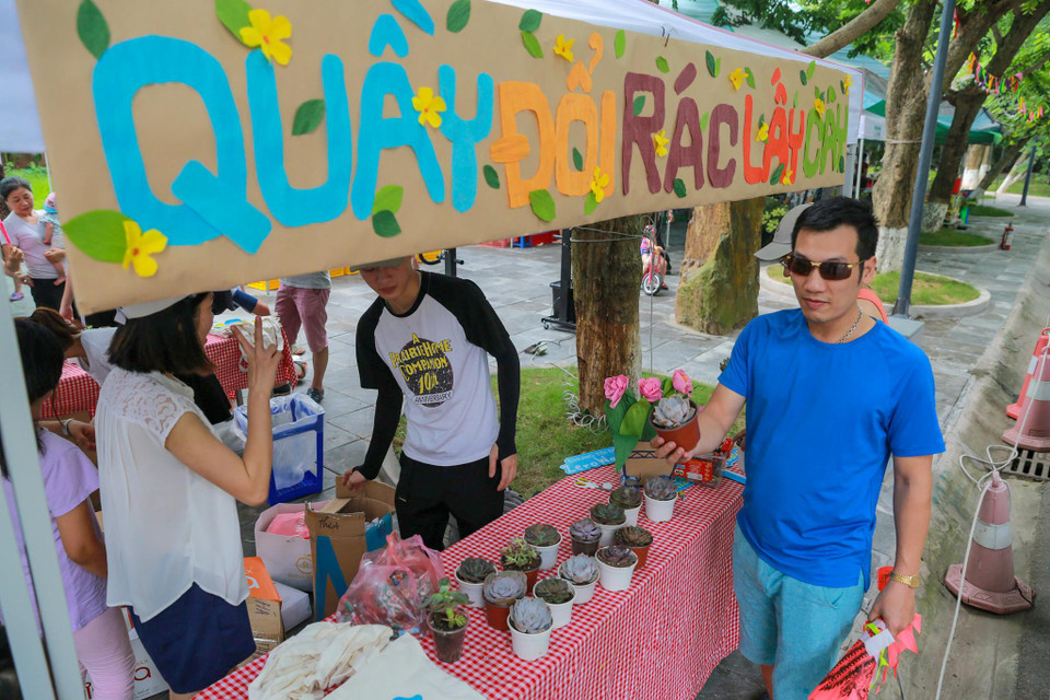 Nhiều du khách thích thú với quầy đổi rác lấy cây. (Ảnh: Minh Sơn/Vietnam+)