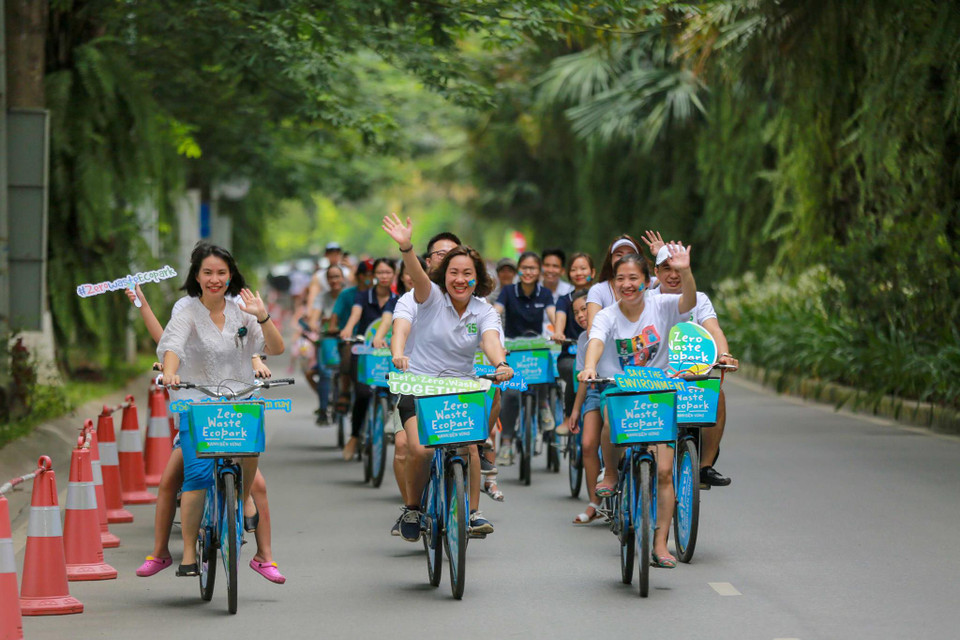 Từ những hành động rất đơn giản mà ai cùng có thể làm được như từ chối dùng ống hút và túi nylon, mang làn đi chợ, mang cốc đi mua đồ uống, mang hộp đi mua đồ ăn để tránh dùng hộp xốp, túi nylon... đến việc tổ chức câu lạc bộ nhặt rác mỗi tuần, tự nhắc nhở nhau để riêng pin, đồ điện tử, gom dầu ăn đã sử dụng đưa đi tái chế. (Ảnh: Minh Sơn/Vietnam+)