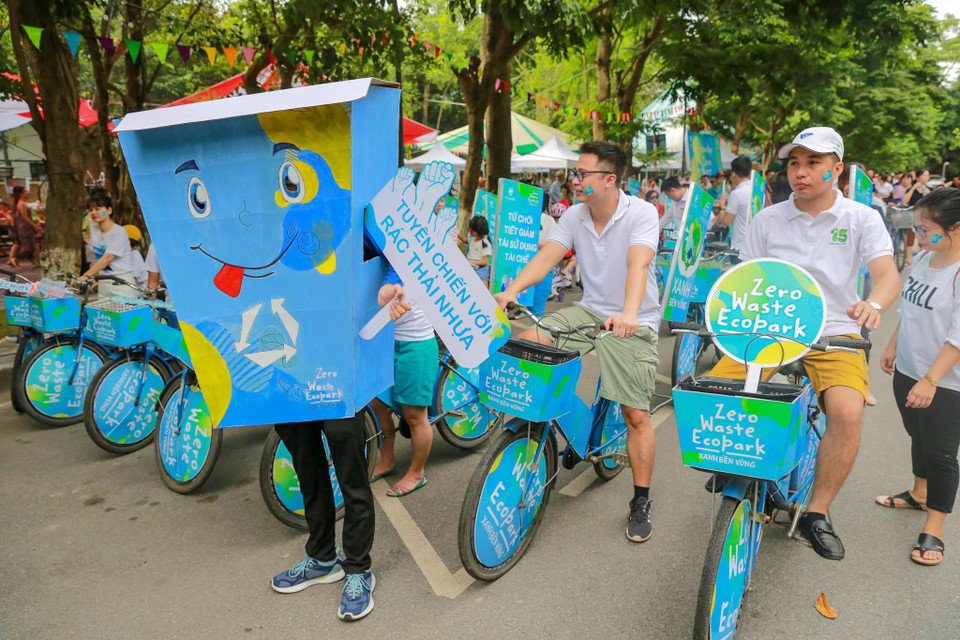 Sáng 23/6, các cư dân tại khu đô thị Ecopark chính thức khởi động chiến dịch Zero Waste - kêu gọi mọi người chung tay xây dựng một khu đô thị không có rác thải. (Ảnh: Minh Sơn/Vietnam+)