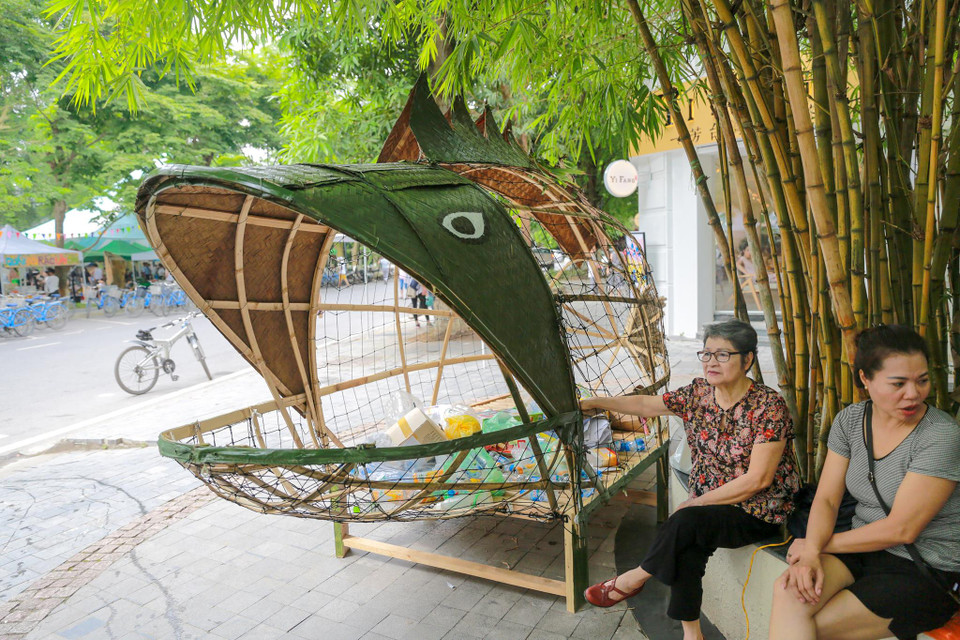 Ban tổ chức cũng giới thiệu đến du khách một mô hình chú cá Goby khổng lồ 'ăn' rác nhựa. (Ảnh: Minh Sơn/Vietnam+)