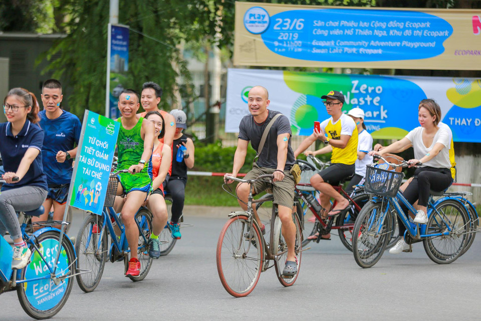 Việc đạp xe hay đi sử dụng phương tiện công cộng cũng là một cách để giảm thiểu ô nhiễm cũng như giúp thành phố 'xanh' hơn. (Ảnh: Minh Sơn/Vietnam+)