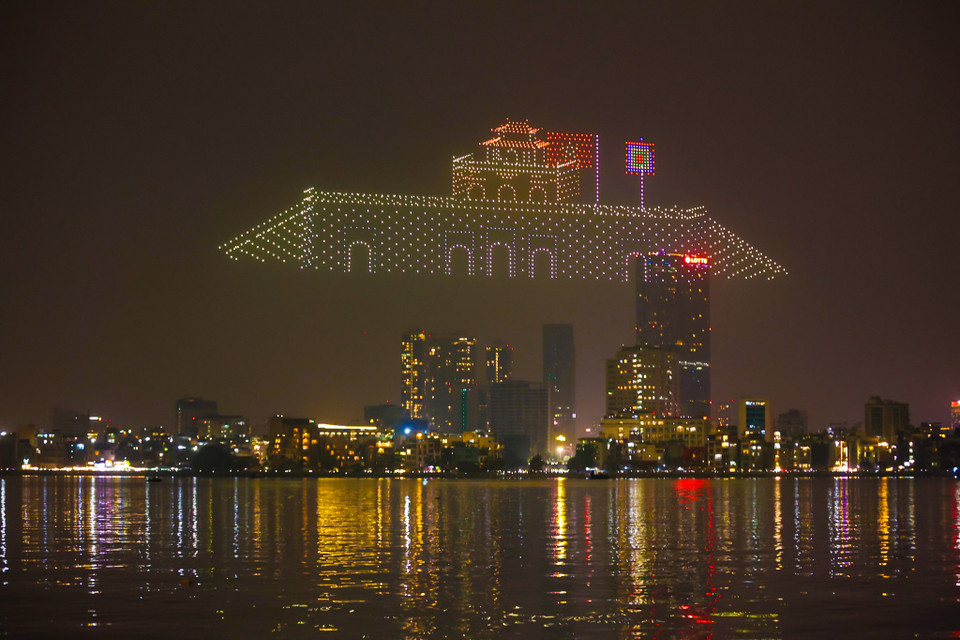 Khoảnh khắc hàng nghìn chiếc drone bay lên bầu trời tạo nên "bữa tiệc" ánh sáng rực rỡ. (Ảnh: Minh Sơn/Vietnam+)