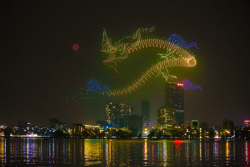 Công nghệ trình diễn drone nghệ thuật sẽ đưa người xem tới với bữa tiệc ánh sáng, sắc màu đặc biệt trong đêm Giao thừa. (Ảnh: Minh Sơn/Vietnam+)