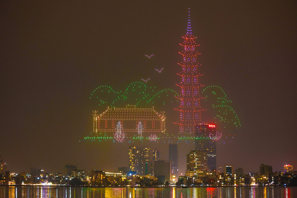 Màn trình diễn ánh sáng với số lượng thiết bị bay không người lái đã để lại ấn tượng mạnh mẽ cho người xem trong khoảnh khắc Giao thừa sắp đến. (Ảnh: Minh Sơn/Vietnam+)