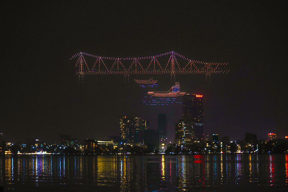 So với các loại hình trình diễn ánh sáng khác, drone với nhiều cách kết hợp giữa chuyển động và màu sắc, có khả năng sắp xếp thành những hình ảnh 2D - 3D độc đáo, mang nhiều ý nghĩa và phù hợp với nhiều chủ đề. (Ảnh: Minh Sơn/Vietnam+)