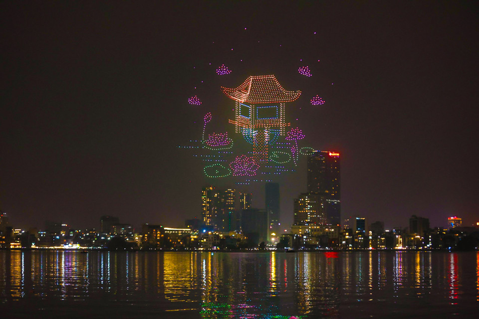 Các địa điểm, danh thắng biểu tượng của Thủ đô như Văn Miếu - Quốc Tử Giám, chùa Một Cột, Đền Ngọc Sơn... lần lượt hiện ra khiến người xem mãn nhãn trong khoảnh khắc Giao thừa 2024. (Ảnh: Minh Sơn/Vietnam+)