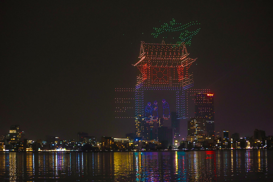 Đây là màn trình diễn với số lượng drone nhiều kỷ lục tại Đông Nam Á, kết hợp cùng âm nhạc được sáng tác riêng bởi nhạc sĩ Quốc Trung, hệ thống âm thanh chất lượng cao và màn hình tường thuật trực tiếp được lắp đặt xung quanh khu vực hồ Tây. (Ảnh: Minh Sơn/Vietnam+)