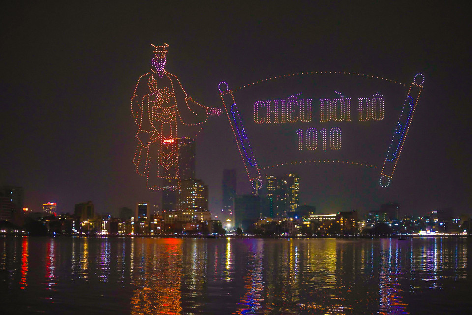 Màn trình diễn ánh sáng nghệ thuật bằng 2.024 thiết bị bay không người lái (drones) với chủ đề 'Một ngày kinh đô - Ngàn năm lịch sử'. (Ảnh: Minh Sơn/Vietnam+)