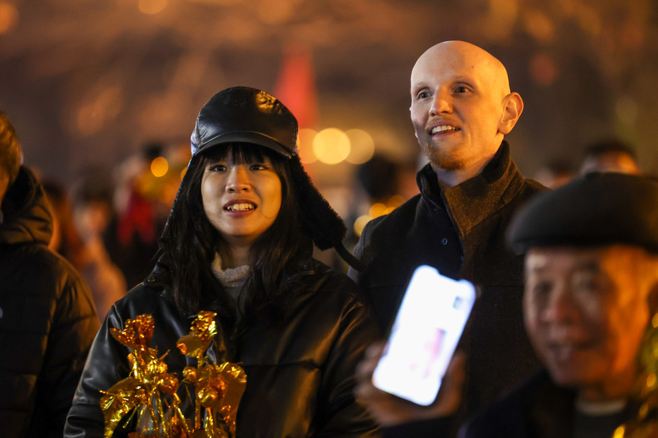 Một cặp đôi đến chùa Hà làm lễ, trên tay còn cầm một cành lộc mới xin được. (Ảnh: Minh Sơn/Vietnam+)