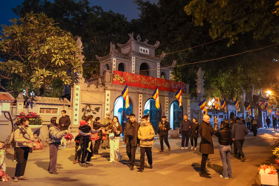 Đi lễ chùa xin lộc đầu năm từ lâu đã trở thành một nét văn hóa truyền thống rất đẹp không thiếu trong đời sống văn hóa tinh thần của người Việt Nam trong mỗi dịp Tết đến Xuân về. (Ảnh: Minh Sơn/Vietnam+)