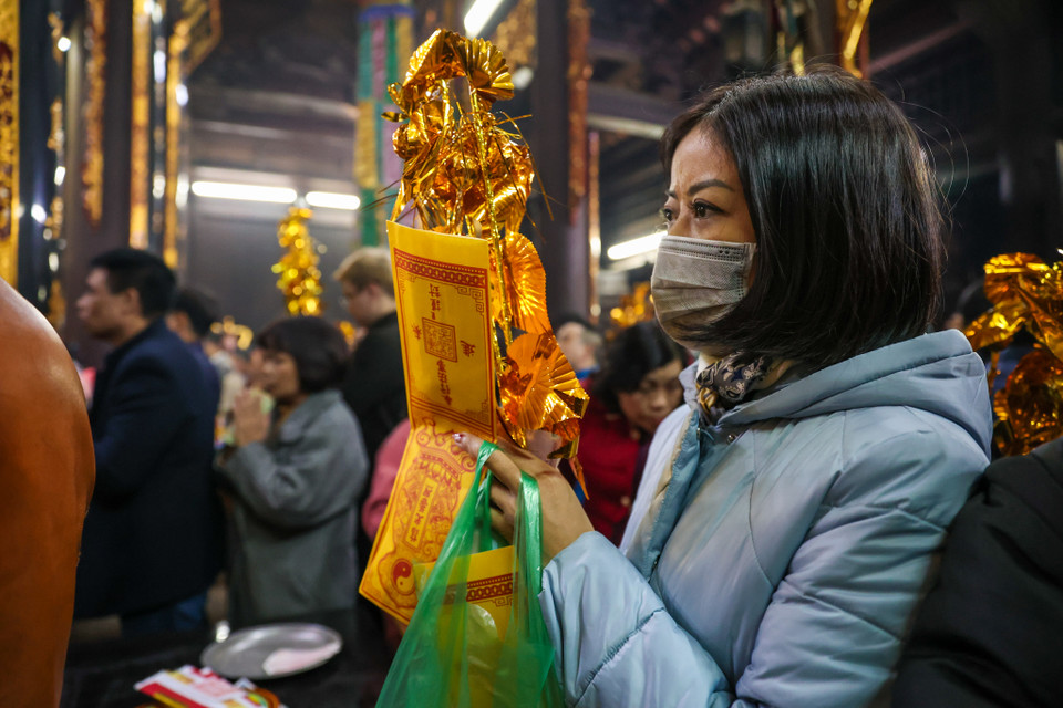 Về nơi cửa Phật, giữa không gian thanh tịnh, mùi khói nhang, sắc màu của đèn hoa, mỗi người đều cảm thấy lòng mình trở nên nhẹ nhàng, thanh thản hơn. (Ảnh: Minh Sơn/Vietnam+)