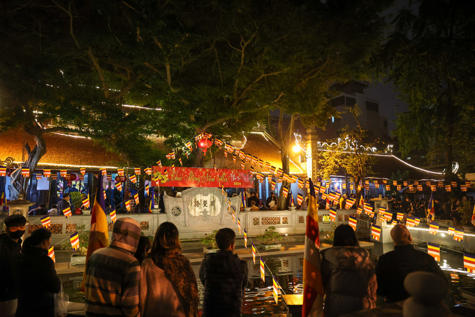 Người Việt ai cũng tin rằng đi lễ chùa đầu năm không đơn giản chỉ để ước nguyện, mà đó còn là khoảnh khắc để con người cảm thấy thanh thản, nhẹ nhõm trong tâm hồn. (Ảnh: Minh Sơn/Vietnam+)