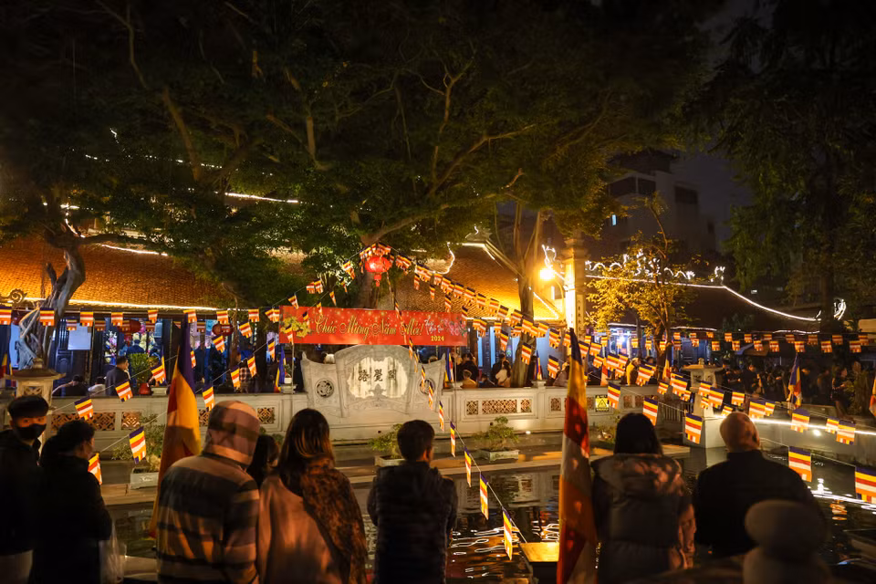Người Việt ai cũng tin rằng đi lễ chùa đầu năm không đơn giản chỉ để ước nguyện, mà đó còn là khoảnh khắc để con người cảm thấy thanh thản, nhẹ nhõm trong tâm hồn. (Ảnh: Minh Sơn/Vietnam+)