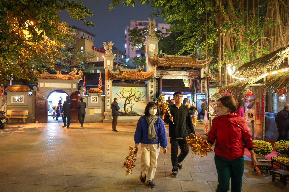 Sau thời khắc Giao thừa, người dân Thủ đô cùng nhau tới chùa thắp hương lễ Phật, cầu chúc cho gia đình, người thân một năm mới nhiều hạnh phúc, bình an. (Ảnh: Minh Sơn/Vietnam+)