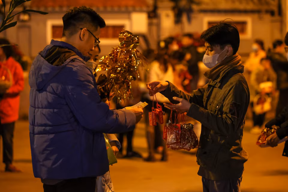 Với quan niệm "đầu năm mua muối, cuối năm mua vôi," sau thời khắc Giao thừa, nhiều người có thói quen mua những gói muối nhỏ hoặc cành lộc để rước may mắn, tài lộc và sự ấm no cho cả năm. (Ảnh: Minh Sơn/Vietnam+)
