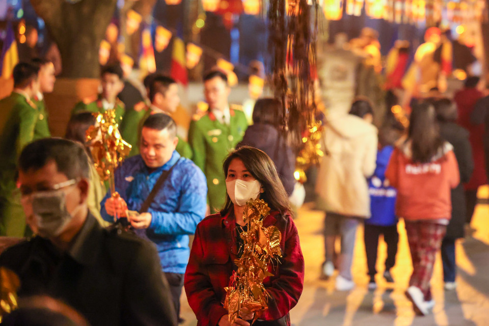 Nhiệt độ về đêm xuống khoảng 13 độ C nhưng ngay sau thời khắc Giao thừa đông đảo người dân Hà Nội đến chùa Hà (quận Cầu Giấy) thắp hương, lễ bái cầu an trong năm mới. (Ảnh: Minh Sơn/Vietnam+)