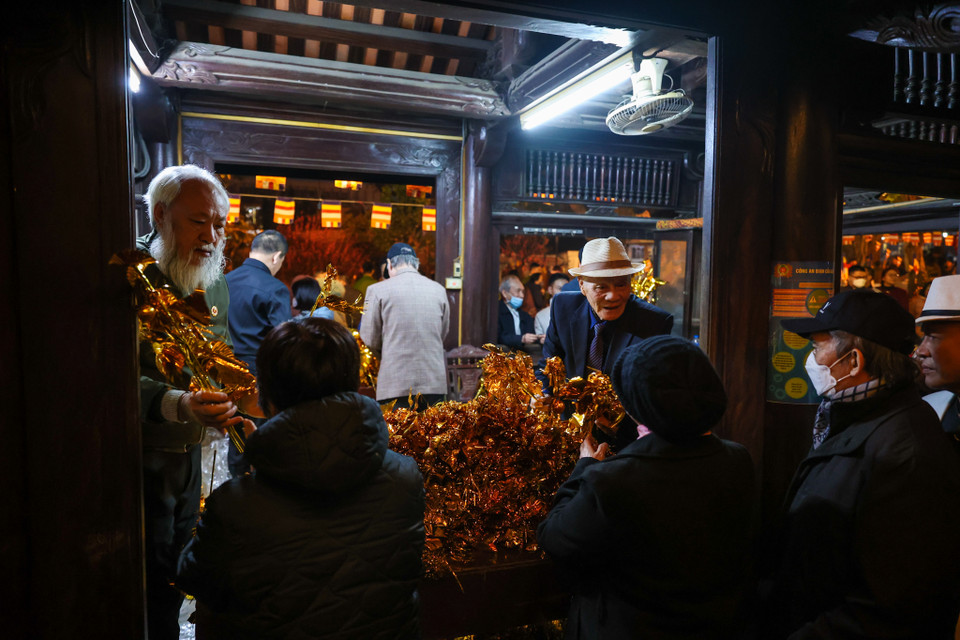 Nhiều người cho biết xin lộc để cầu sức khỏe, may mắn cho mình và người thân trong năm mới. (Ảnh: Minh Sơn/Vietnam+)