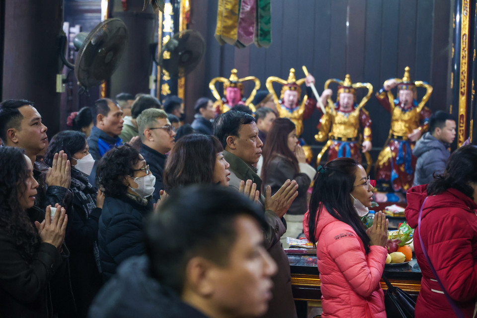 Người dân tấp nập đến chùa ngay sau thời khắc Giao thừa. (Ảnh: Minh Sơn/Vietnam+)