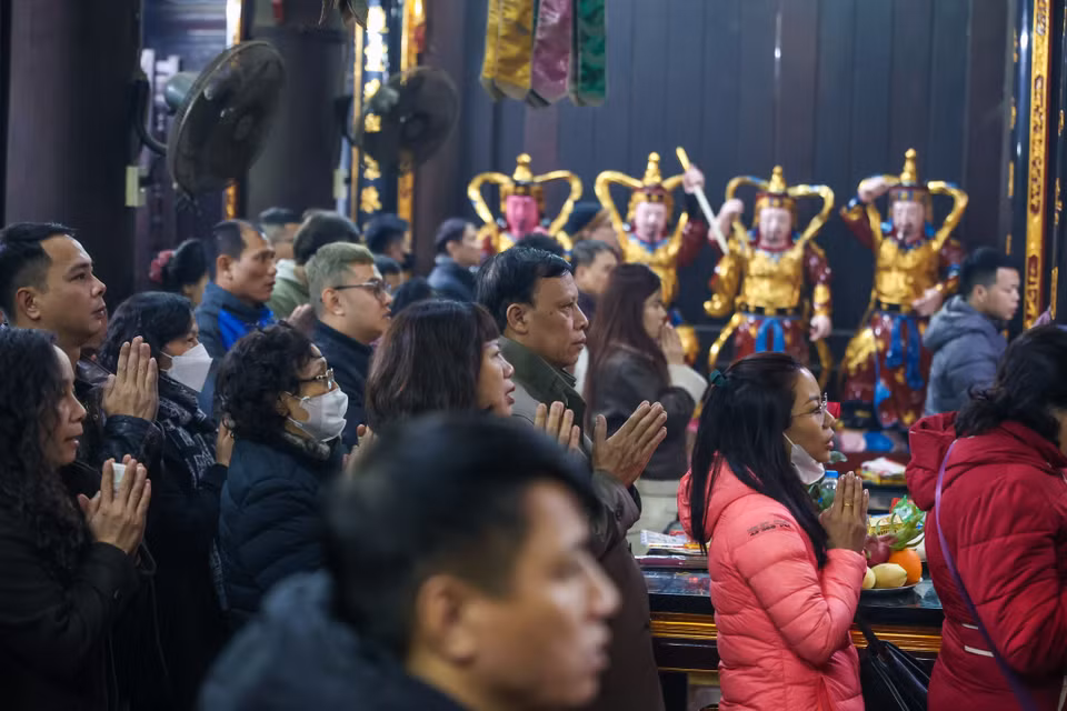 Người dân tấp nập đến chùa ngay sau thời khắc Giao thừa. (Ảnh: Minh Sơn/Vietnam+)
