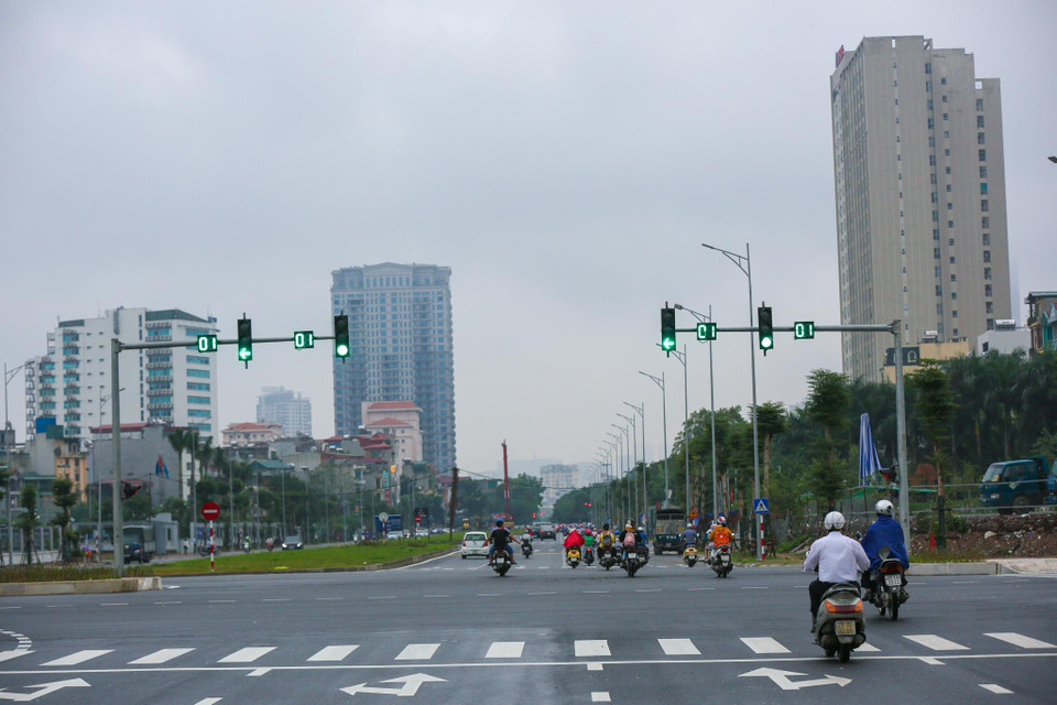 Việc tuyến đường Nguyễn Văn Huyên được thông sẽ chia sẻ gánh nặng tắc đường đối với hai tuyến Võ Chí Công và Phạm Văn Đồng. (Ảnh: Minh Sơn/Vietnam+)