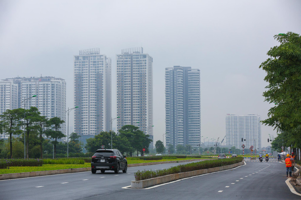 Hai bên đường các dự án bất động sản đang mọc lên từng ngày. (Ảnh: Minh Sơn/Vietnam+)
