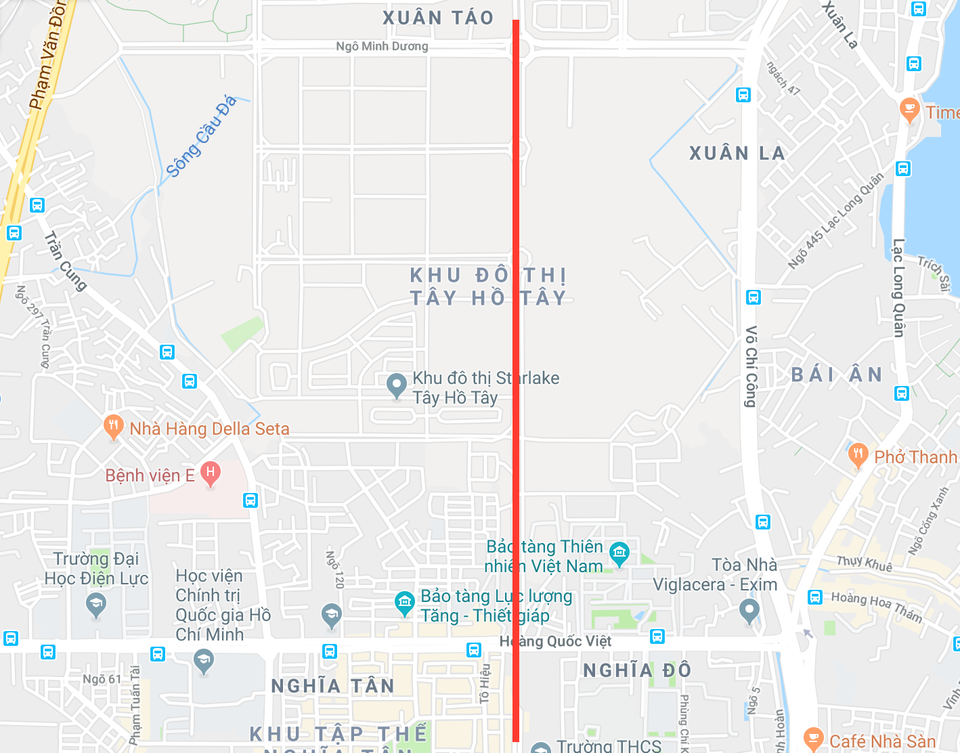Tuyến đường dài gần 2,9 km, điểm đầu nối với đường Cầu Giấy, điểm cuối nối với đường Đỗ Nhuận. Trước đó vào năm 2015, đoạn đường từ Cầu Giấy đến Nguyễn Khánh Toàn dài hơn 560 m, tổng mức đầu tư hơn 969 tỷ đồng đã được thông xe. (Ảnh chụp Google Map)