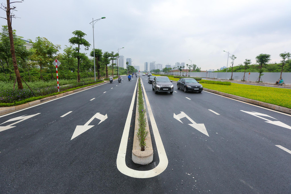 Tuyến đường được phân làn xe máy và ôtô bởi một dải phân cách bằng bêtông. (Ảnh: Minh Sơn/Vietnam+)