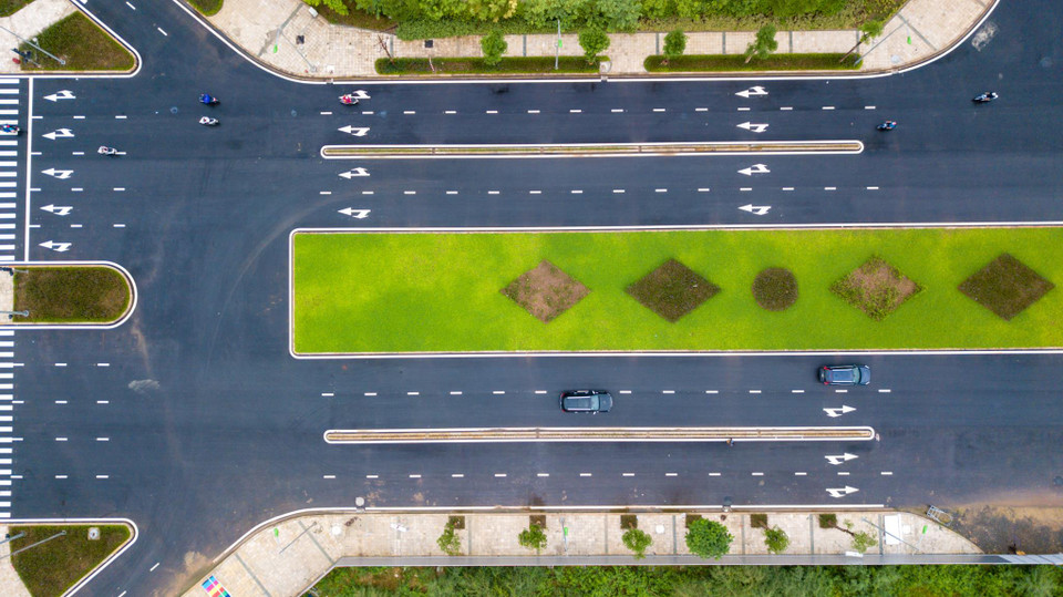 Sau nhiều năm thi công đến thời điểm hiện tại tuyến đường Nguyễn Văn Huyên kéo dài cơ bản đã hoàn thiện và chính thức thông xe. (Ảnh: Minh Sơn/Vietnam+)