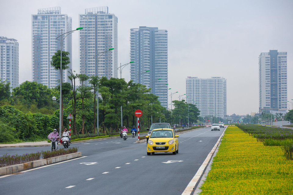 Đường rộng 50m, có bốn làn xe mỗi bên, hai làn ôtô và hai làn xe máy. (Ảnh: Minh Sơn/Vietnam+)