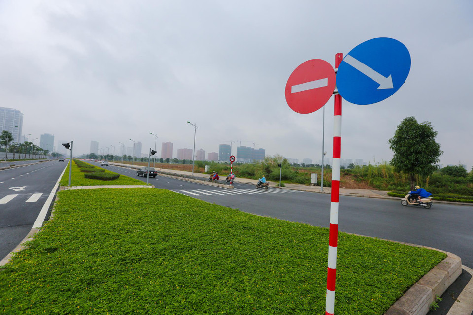 Dải phân cách giữa tuyến đường rộng khoảng 5m, nhiều đoạn đã được trồng hoa và thảm cỏ xanh. (Ảnh: Minh Sơn/Vietnam+)