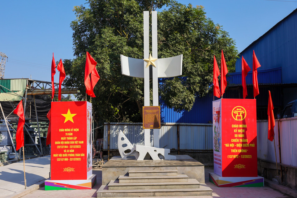 Tượng đài bắn rơi chiếc B52 đầu tiên trong chiến thắng 'Điện Biên phủ trên không' tại xã Phù Lỗ, Sóc Sơn, Hà Nội. (Ảnh: Minh Sơn/Vietnam+)