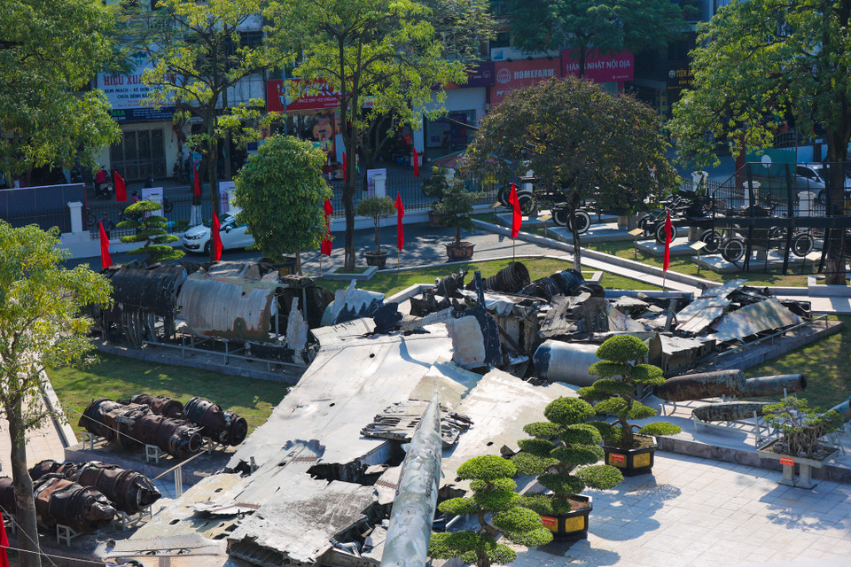 Xác một chiếc B52 đang được lưu giữ tại bảo tàng vừa là niềm tự hào vừa là những đau thương mất mát vô bờ mà người dân Thủ đô đã trải qua trong cuộc chiến khốc liệt 12 ngày đêm. (Ảnh: Minh Sơn/Vietnam+)