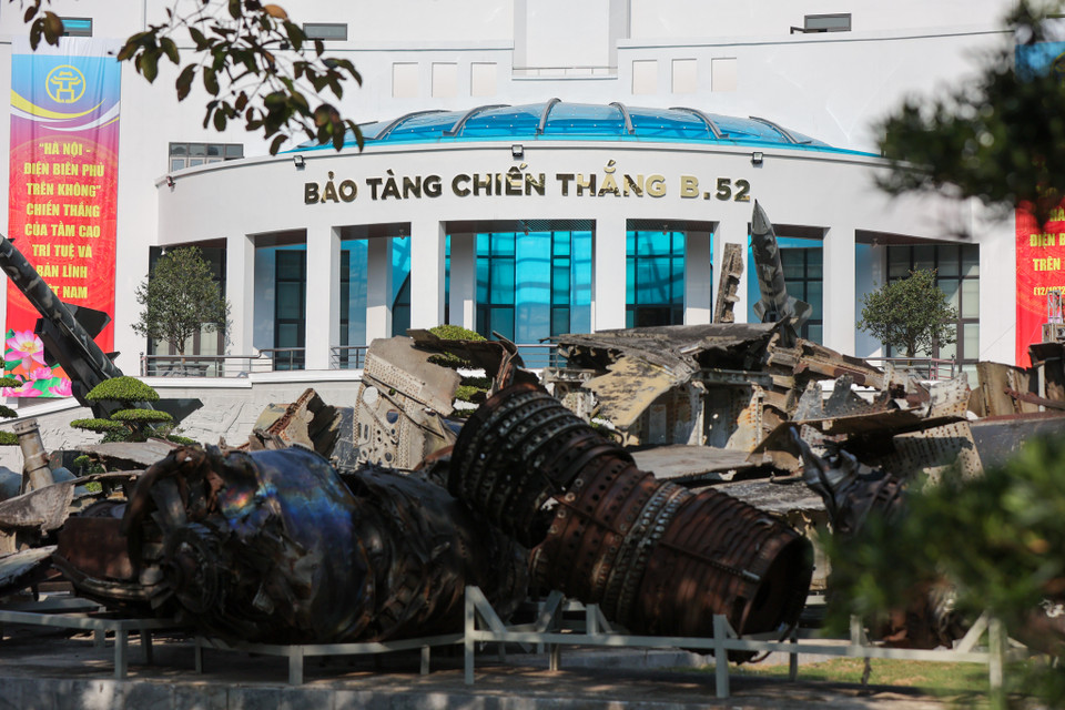 Bảo tàng trưng bày các loại vũ khí, khí tài, xác máy bay B52 bị bắn rơi, lưu giữ cả hình ảnh và hiện vật của quân và dân Hà Nội trong trận Điện Biên Phủ trên không năm 1972 với không quân Hoa Kỳ. (Ảnh: Minh Sơn/Vietnam+)