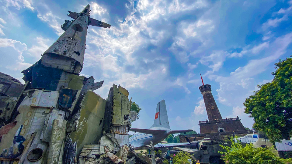 Các xác máy bay Mỹ được dựng thành một biểu tượng nhắc nhở mỗi thế hệ người Hà Nội nói chung và người dân Việt Nam nói riêng về một thời kỳ lịch sử đau thương nhưng hào hùng. (Ảnh: Minh Sơn/Vietnam+)