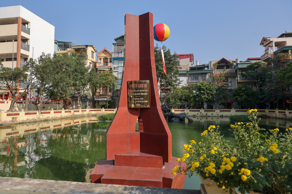 Hồ Hữu Tiệp và xác máy bay B52 ở phường Ngọc Hà (quận Ba Đình, Hà Nộ) là di tích ghi dấu chiến công của quân và dân Thủ đô trong Chiến dịch 'Điện Biên Phủ trên không' năm 1972. (Ảnh: Minh Sơn/Vietnam+)