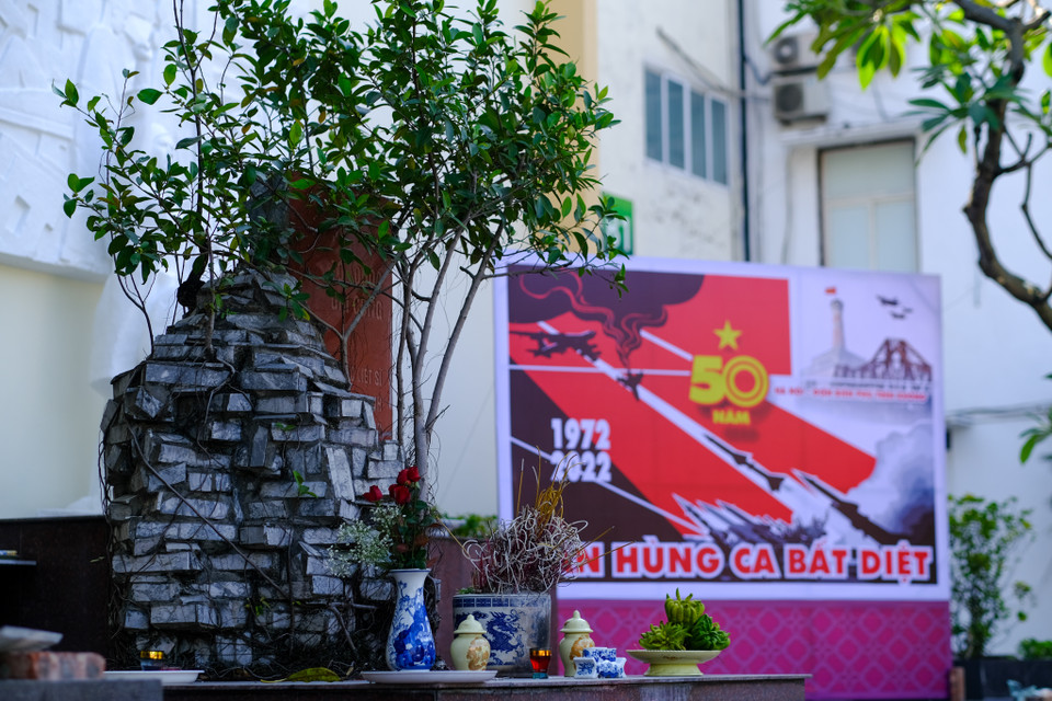 Hàng năm, cứ đến dịp lễ lớn, lễ kỷ niệm các ngày trọng đại các thế hệ lại đến thắp hương tưởng nhớ. (Ảnh: Minh Sơn/Vietnam+)