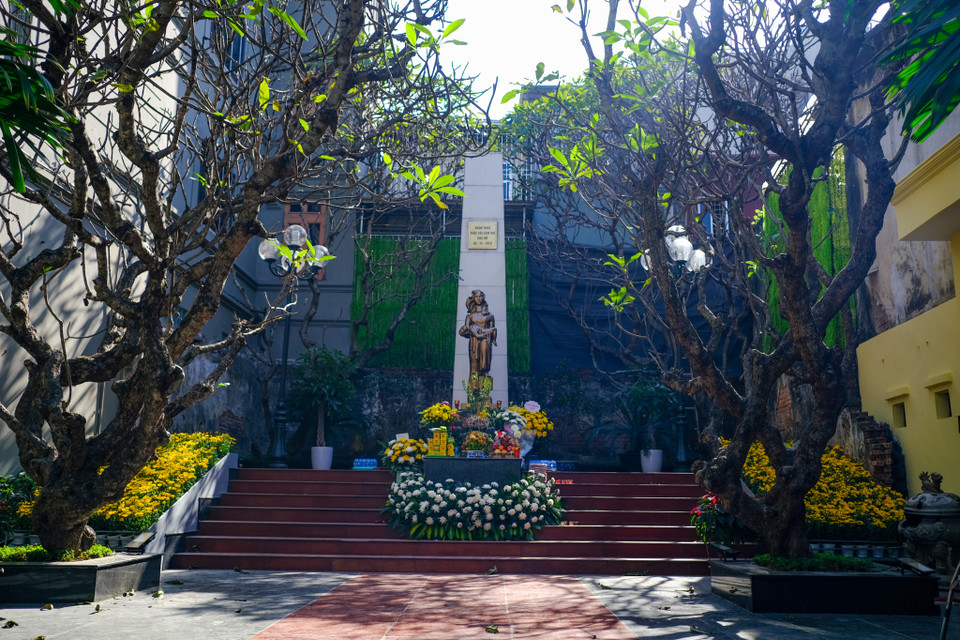 Thế nhưng người dân trên con phố này vẫn không quên ký ức vừa đau thương vừa bi tráng. Trên vết tích bom Mỹ tàn phá năm xưa, người dân đã dựng lên một tượng đài căm thù. (Ảnh: Minh Sơn/Vietnam+)