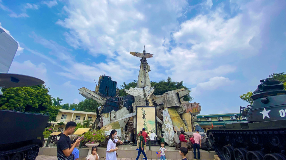 Nơi đây lưu giữ một số xác máy bay bị các lực lượng vũ trang nhân dân Việt Nam bắn rơi trong kháng chiến chống Pháp và đặc biệt trong chiến tranh phá hoại miền Bắc của Mỹ từ 1964 - 1973. (Ảnh: Minh Sơn/Vietnam+)