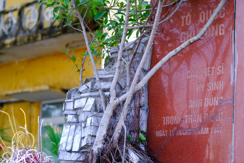 28 nhân viên của bệnh viện đã ngã xuống trong ngày định mệnh đó. Tượng đài tưởng niệm tưởng nhớ 28 nhân viên y tế hy sinh đã được được lập lên ngay khu nhà bị sập. (Ảnh: Minh Sơn/Vietnam+)