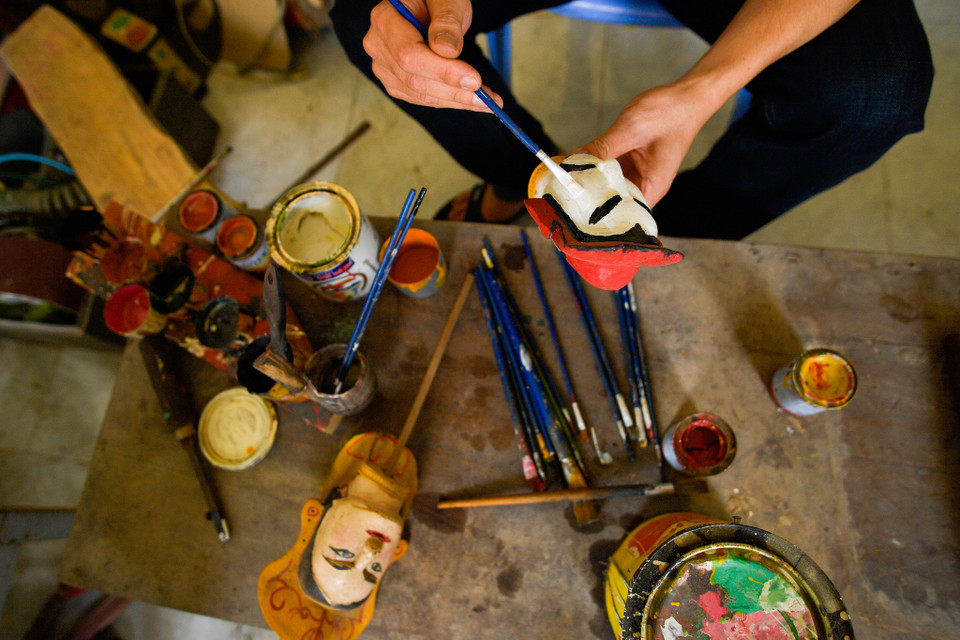 Anh Phạm Công Bằng là con trai thứ 9 đồng thời là truyền nhân của cụ Bể, tiếp bước cha trên con đường duy trì nghề cổ. (Ảnh: Thế Đại/Vietnam+)