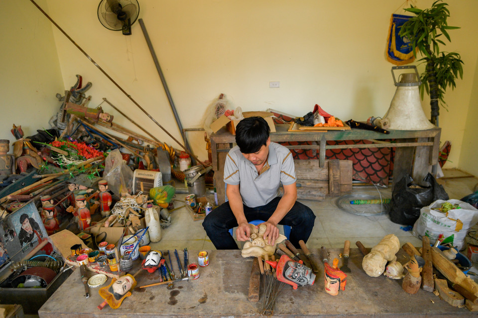 Anh Bằng cho biết cha anh, cụ Phạm Văn Bể bắt đầu gắn bó với nghề vào khoảng những năm 1957, trước nguy cơ mai một thứ nghề cổ truyền này của quê hương. (Ảnh: Thế Đại/Vietnam+)
