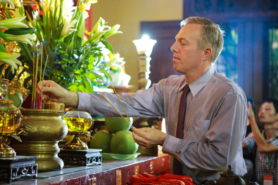 Ngài Ted Osius cúng bái, thắp hương theo đúng nghi lễ của ngày Vu Lan báo hiếu. (Ảnh: Minh Sơn/Vietnam+)