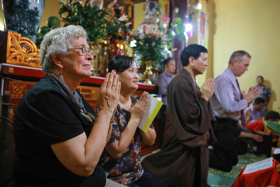 Thân mẫu Đại sứ Mỹ tại Việt Nam tỏ ra hào hứng và thích thú trước nghi lễ báo hiếu đặc biệt này. (Ảnh: Minh Sơn/Vietnam+)